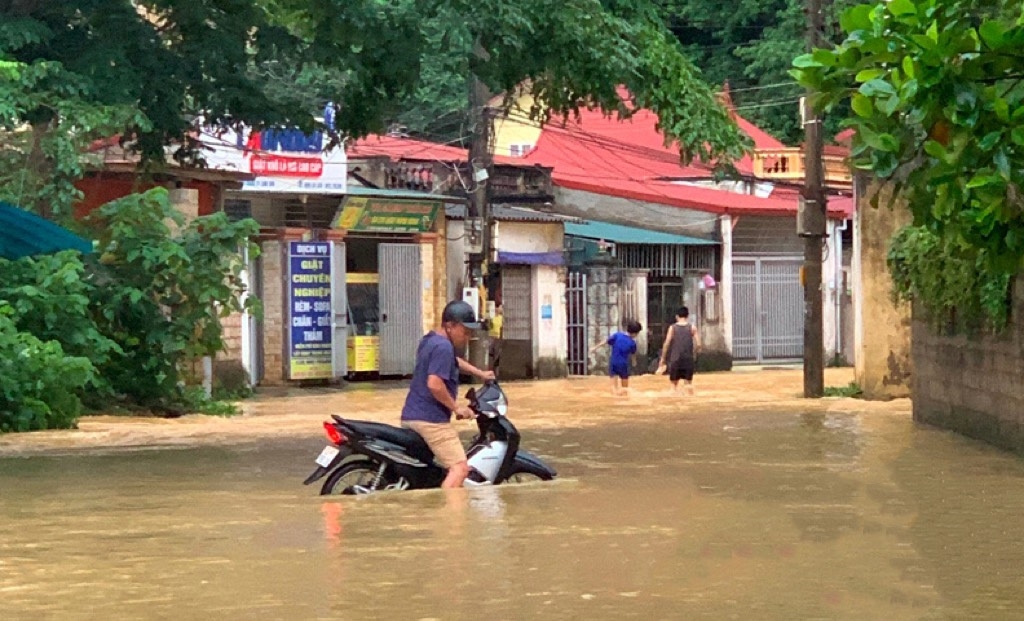 Mưa lớn gây ngập lụt trên nhiều tuyến đường tại thành phố Lạng Sơn