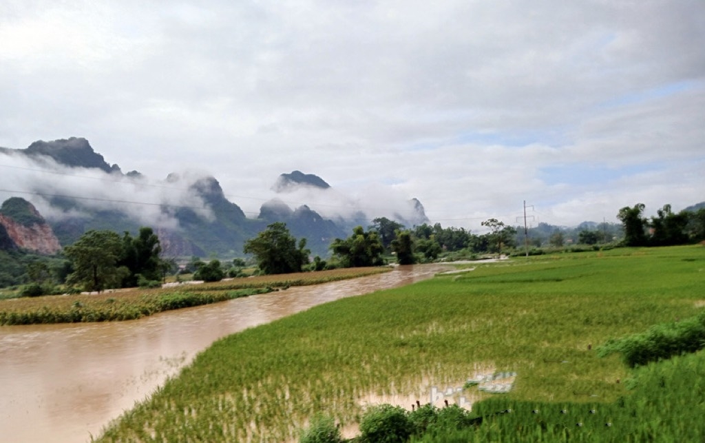 Nước lũ dâng cao tại thị trấn Đồng Mỏ, huyện Chi Lăng