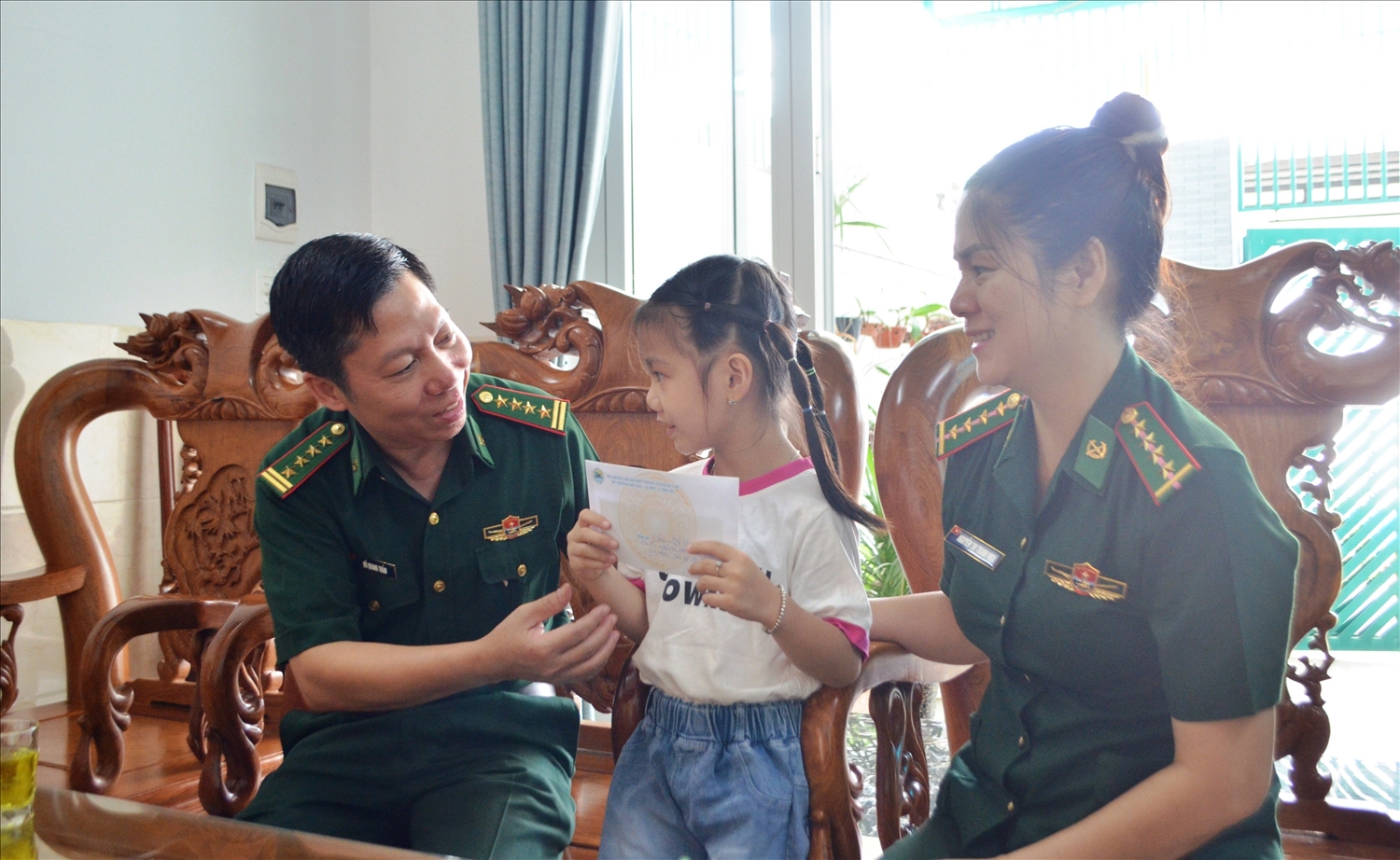 Đại tá Đỗ Quang Thấm, Phó Chính ủy BĐBP tỉnh Đắk Lắk động viên, tặng quà cháu Lê Cao Mộc Trà bị bệnh tim bẩm sinh