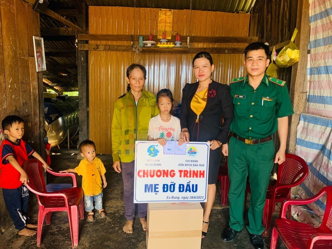 Đồn Biên phòng Cửa khẩu Đắk Ruê và Hội Phụ nữ xã Ea Bung nhận đỡ đầu cháu Nguyễn Gia Hân