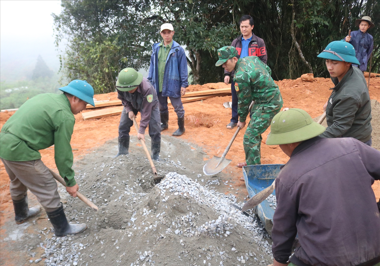 Người dân và lực lượng chức năng đứng chân trên địa bàn xã Na Ngoi huyện Kỳ Sơn đang hỗ trợ làm nhà cho hộ nghèo, người có khó khăn về nhà ở