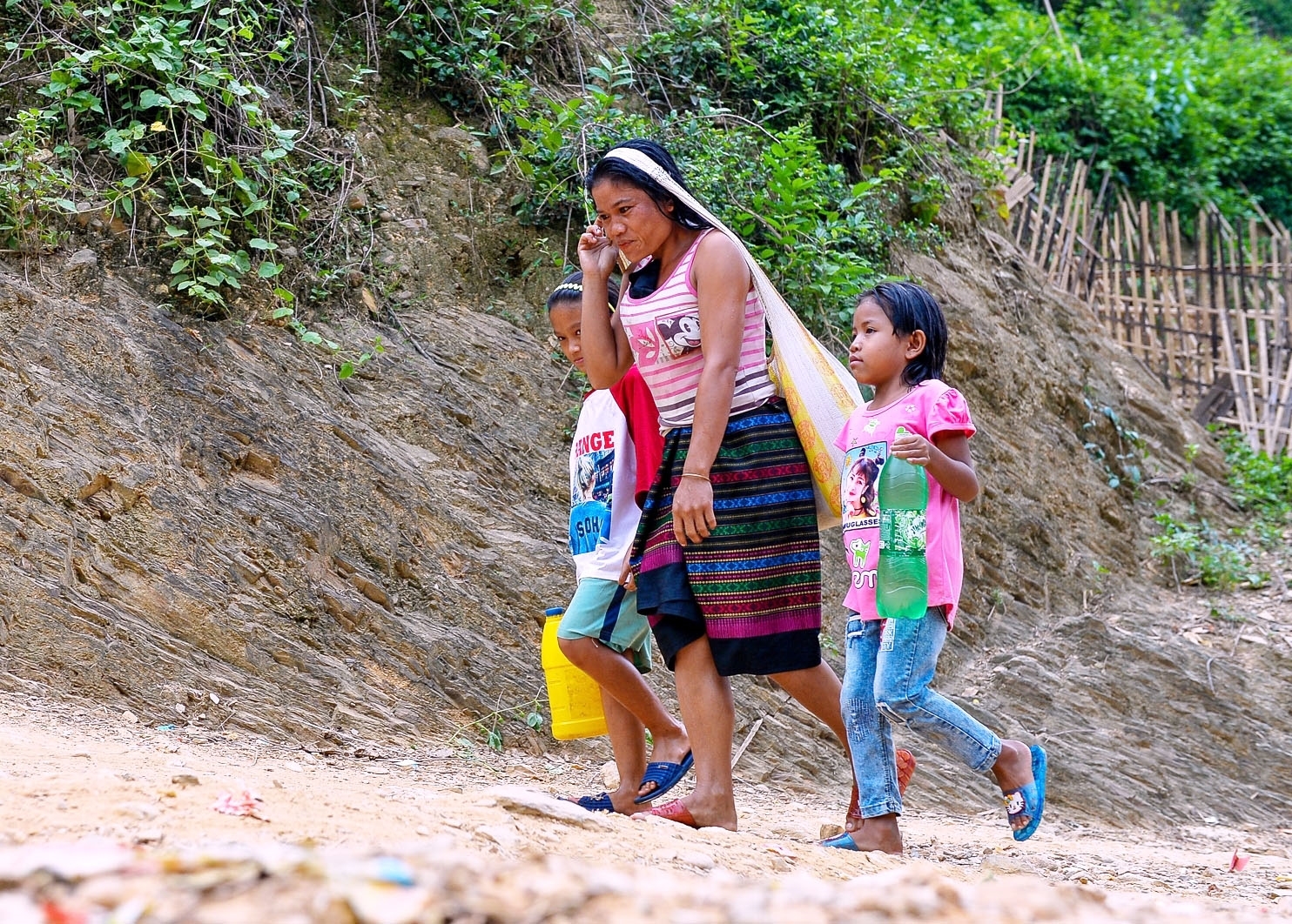 Những đứa trẻ vùng cao Nghệ An phụ gia đình lấy nước về dùng