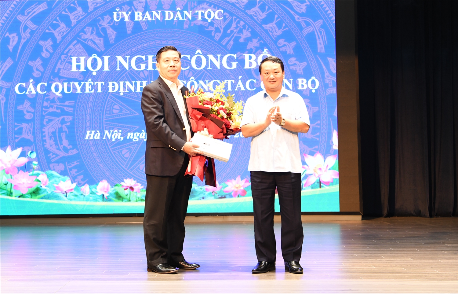 Bộ trưởng, Chủ nhiệm Hầu A Lềnh trao Quyết định nghỉ hưu cho ông Lê Sơn Hải, Thứ trưởng, Phó Chủ nhiệm UBDT