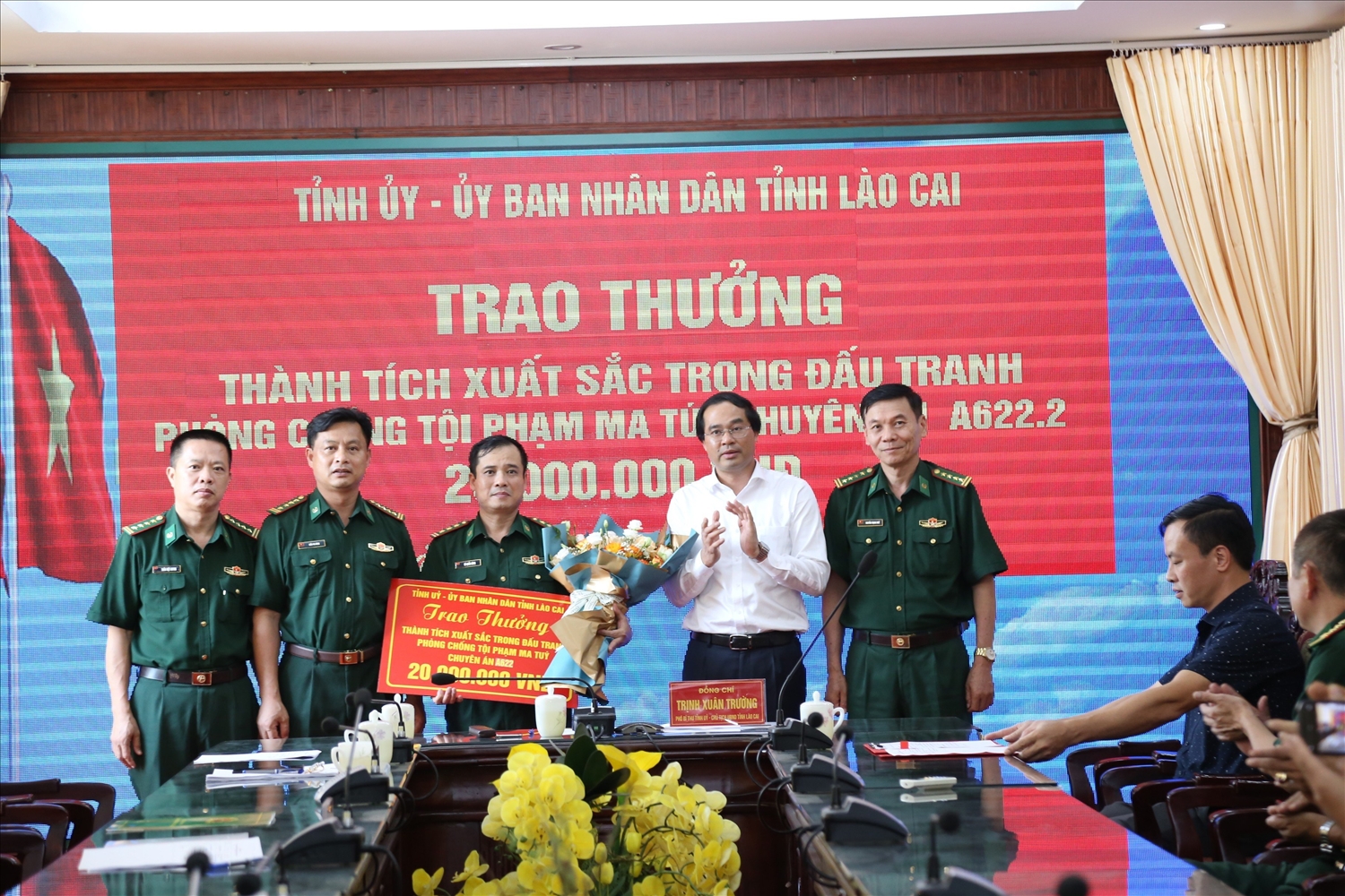 Chủ tịch UBND tỉnh Lào Cai Trịnh Xuân Trường (áo trắng) khen thưởng lực lượng tham gia chuyên án