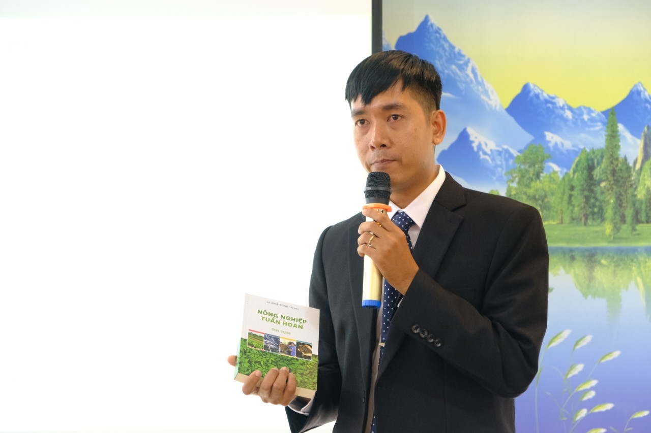 Lê Minh Vương trong buổi ra mắt sách "Nông nghiệp tuần hoàn ứng dụng"