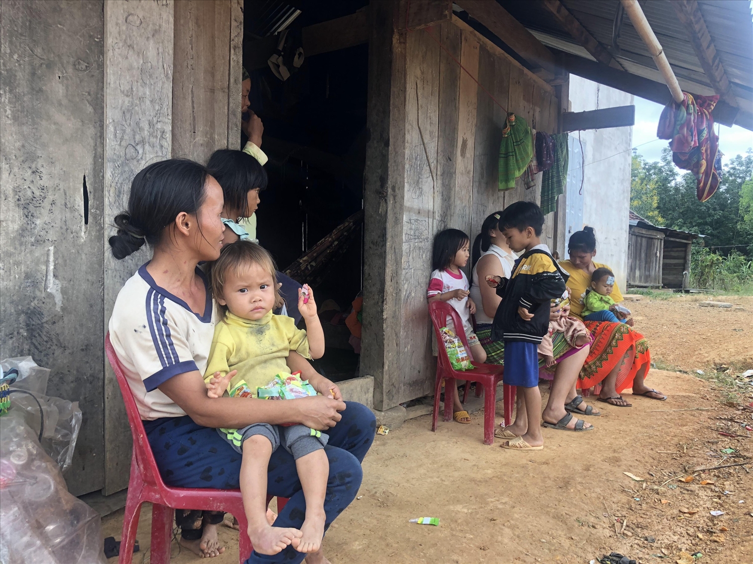 Kết hôn sớm, sinh đông con khiến nhiều gia đình đồng bào DTTS ở xã Đắk Drông rơi vào vòng luẩn quẩn đói nghèo