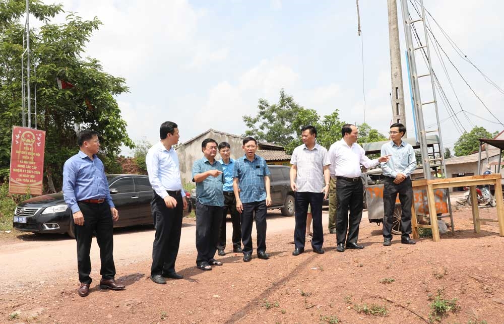 Bộ trưởng Bộ Nông nghiệp và PTNT Lê Minh Hoan, lãnh đạo tỉnh Bắc Giang cùng đoàn công tác thăm thôn Khuôn Trang, xã Hộ Đáp