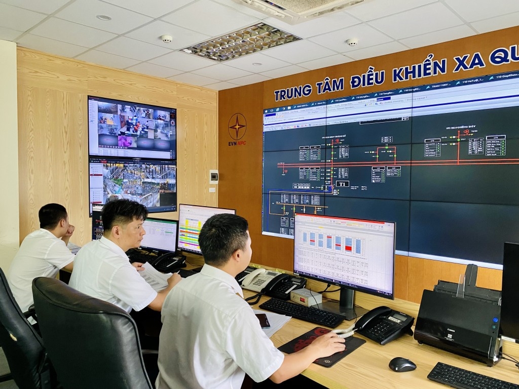 Toàn bộ các trạm biến áp, đường dây trên địa bàn tỉnh đều được Trung tâm Điều khiển xa (Công ty Điện lực Quảng Ninh) theo dõi, trực vận hành 24/24h