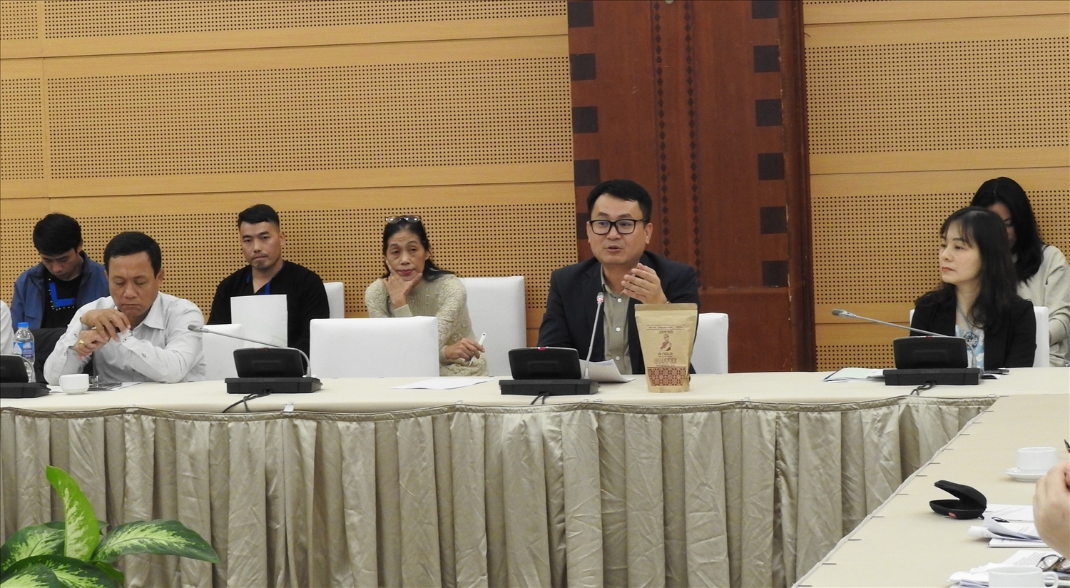Ông Hà Việt Quân, Chánh Văn phòng Chương trình MTQG 1719 trao đổi với các đại biểu tham dự Phiên họp kỹ thuật: “Hội thảo với các tổ chức quốc tế, đối tác phát triển để thông tin, chia sẻ và xây dựng kế hoạch hợp tác, huy động nguồn lực, thu hút đầu tư trong thực hiện Chương trình MTQG 1719 giai đoạn 2021 - 2023”