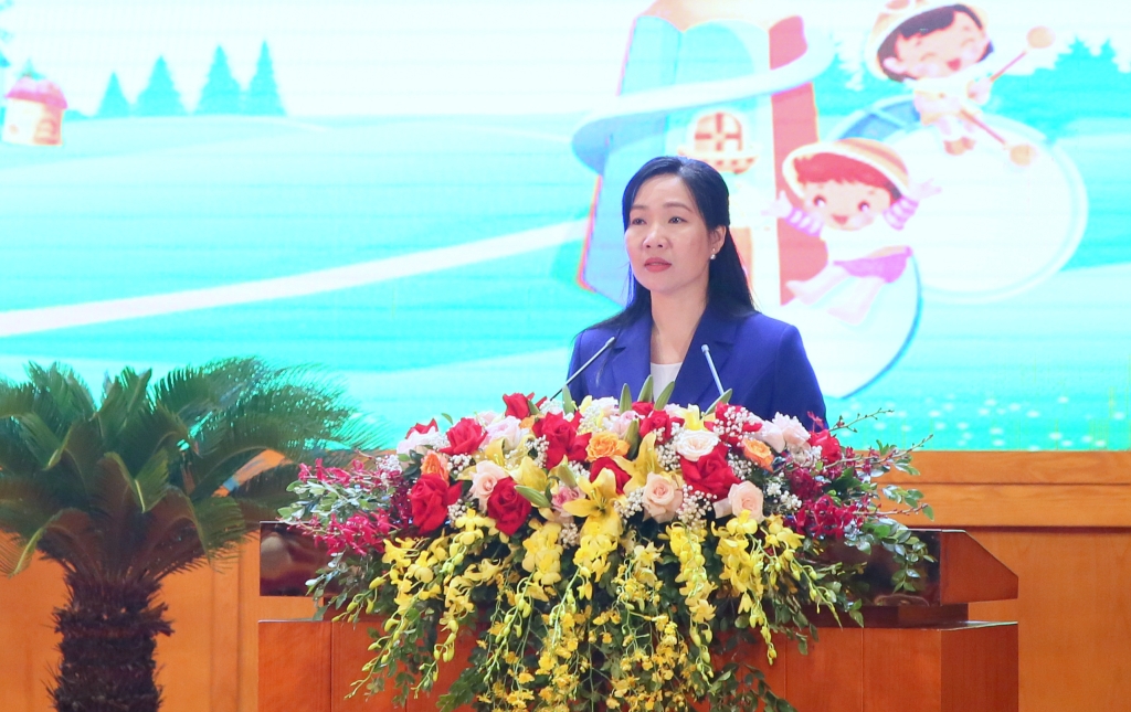 Bà Nguyễn Thị Hạnh, Phó Chủ tịch UBND tỉnh, Trưởng Ban Vì sự tiến bộ của phụ nữ và Bảo vệ, chăm sóc trẻ em tỉnh Quảng Ninh phát biểu khai mạc buổi lễ