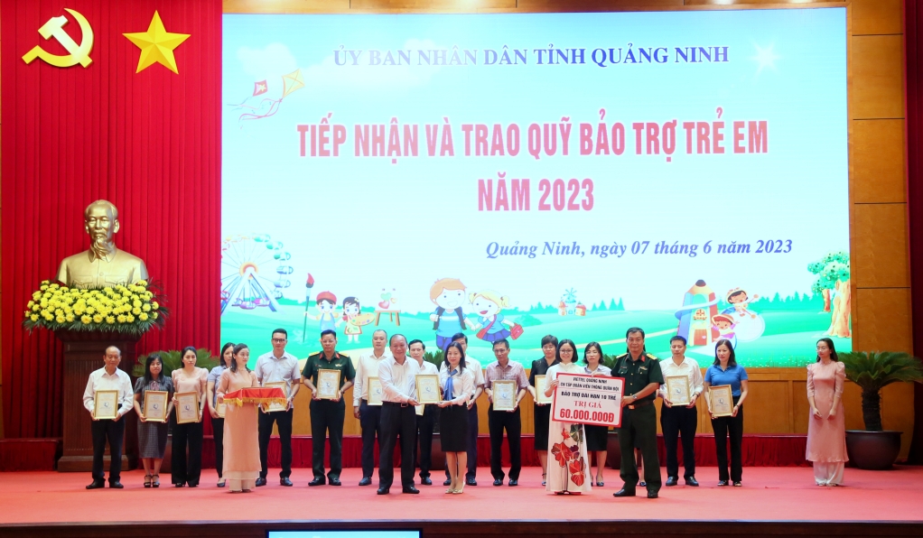Đại diện các cơ quan, đơn vị, tổ chức, doanh nghiệp và các cá nhân hảo tâm ủng hộ Quỹ Bảo trợ trẻ em tỉnh Quảng Ninh năm 2023 và đăng ký bảo trợ, hỗ trợ tiền, quà, hiện vật cho trẻ em có hoàn cảnh đặc biệt khó khăn