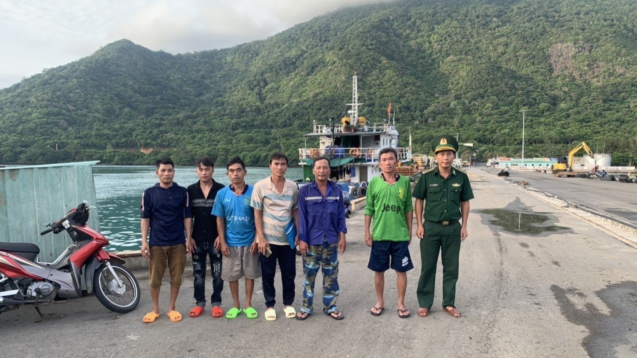 6 ngư dân trên tàu cá BĐ 30093 TS bị nạn trên biển đã được cứu và đưa vào cảng Bến Đầm (Côn Đảo) an toàn