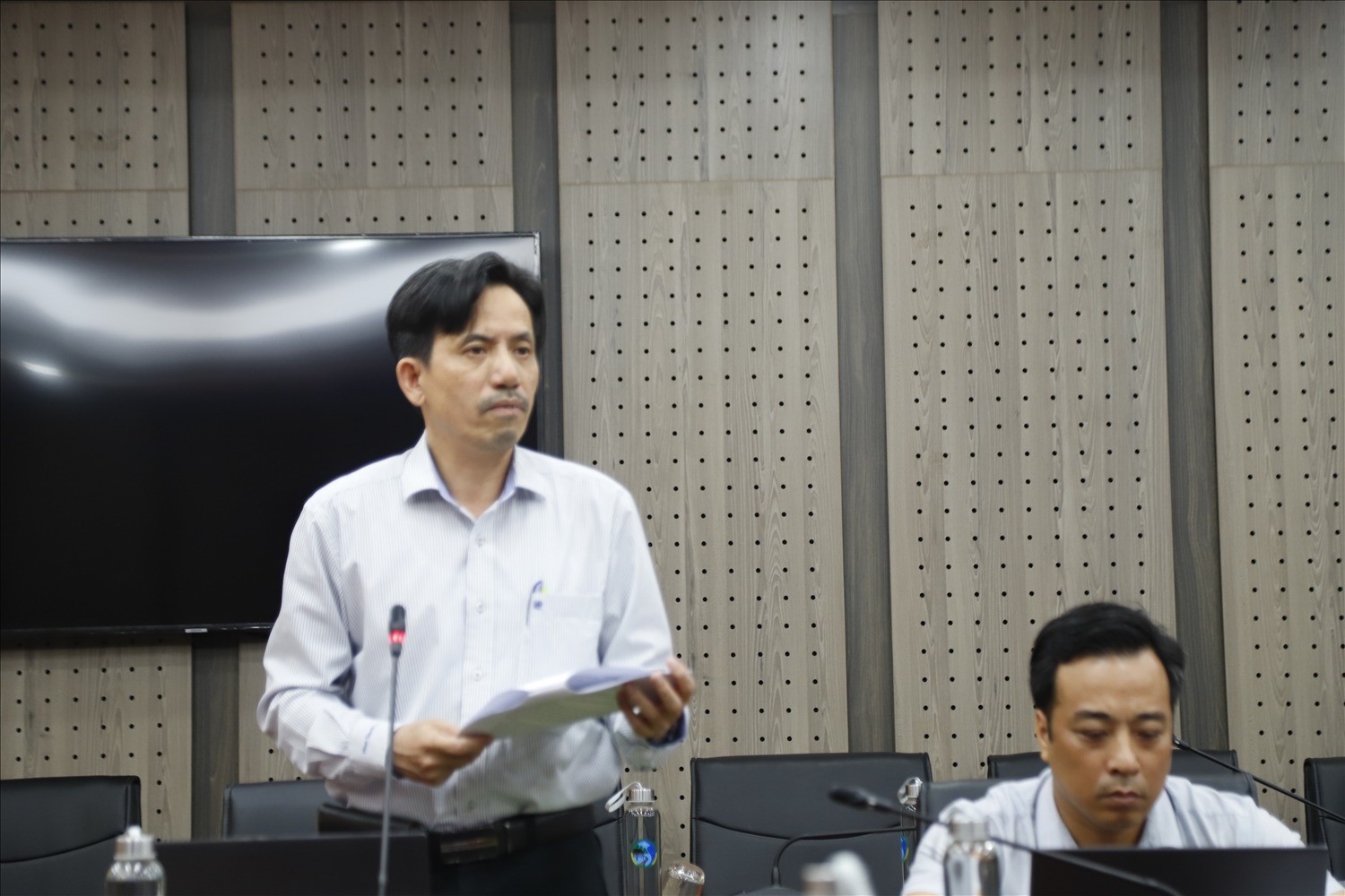 Ông Nguyễn Ngọc Hà, Giám đốc Trung tâm Chuyển đổi số báo cáo tại cuộc họp