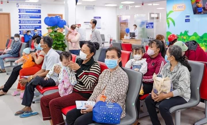 Tại thành phố Hạ Long, nhiều phụ huynh đánh ngậm ngùi đưa con đi tiêm tại các điểm tiêm chủng dịch vụ 