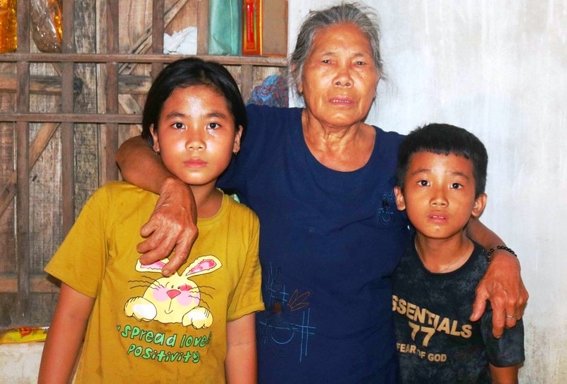 Bố mất, mẹ đi làm ăn xa, hai cháu nhỏ Phan Thị Thu Thủy (11 tuổi) và Phan Công Đường (9 tuổi) đang sống nhờ người bà già yếu Lê Thị Cường ở xóm Lam Hồng, xã Ngọc Sơn, huyện Thanh Chương - ảnh CTV