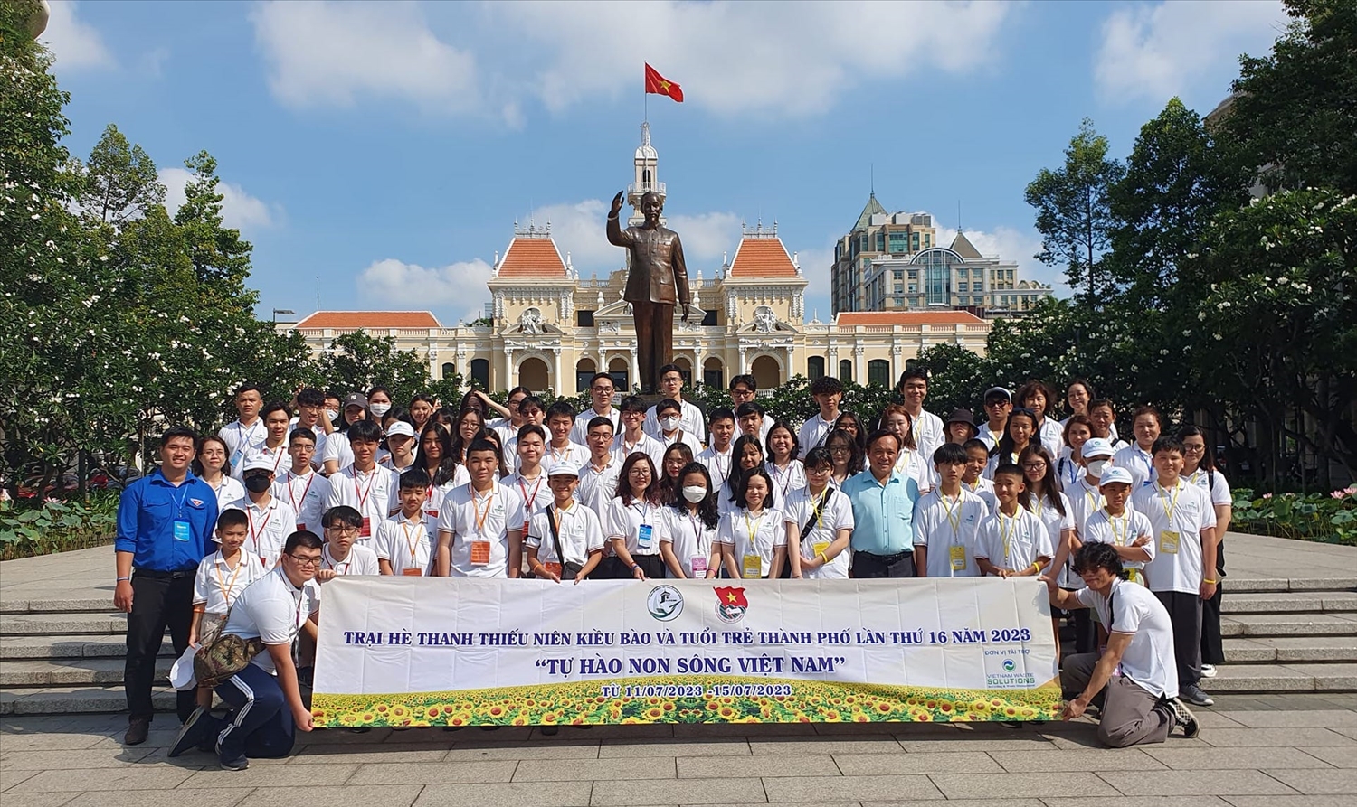 Các trại sinh chụp ảnh lưu niệm trước tượng đài Chủ tịch Hồ Chí Minh tại phố đi bộ Nguyễn Huệ