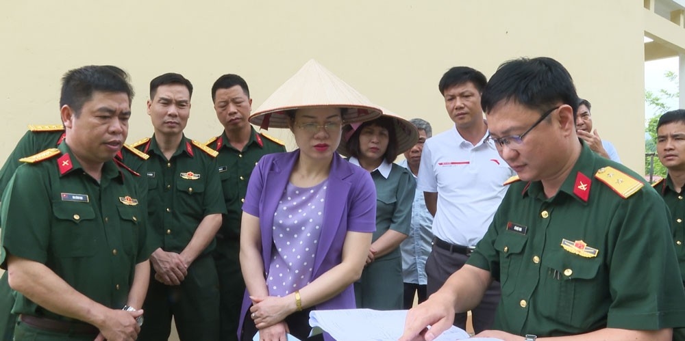 Lãnh đạo Bộ CHQS tỉnh Thái Nguyên và huyện Võ Nhai nghe báo cáo phương án xây dựng tại thực địa