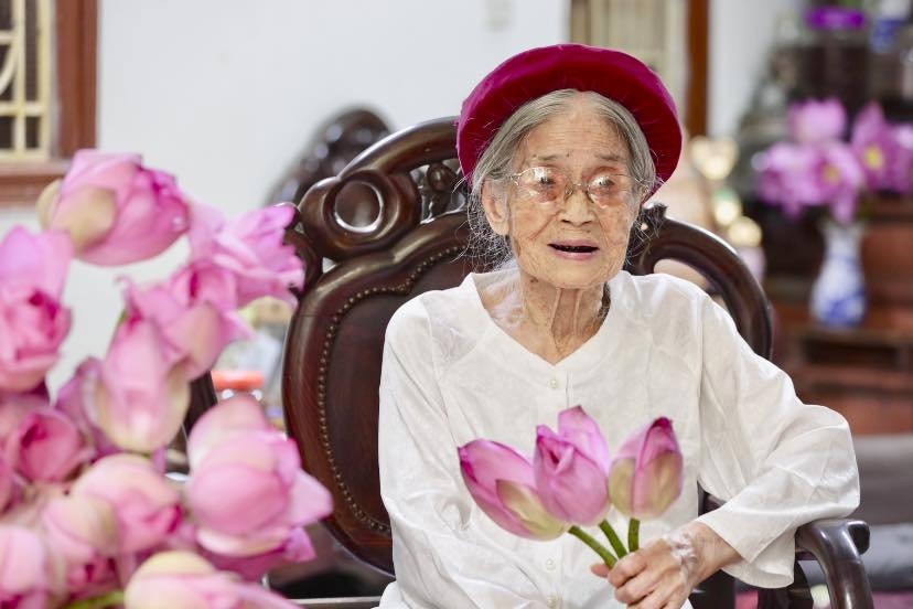 Cụ Nguyễn Thị Dần được biết đến là nghệ nhân lớn tuổi nhất đã gắn bó cả đời với nghề làm trà sen tại Quảng An (Ảnh: Fanpage Trà Sen Bà Dần)