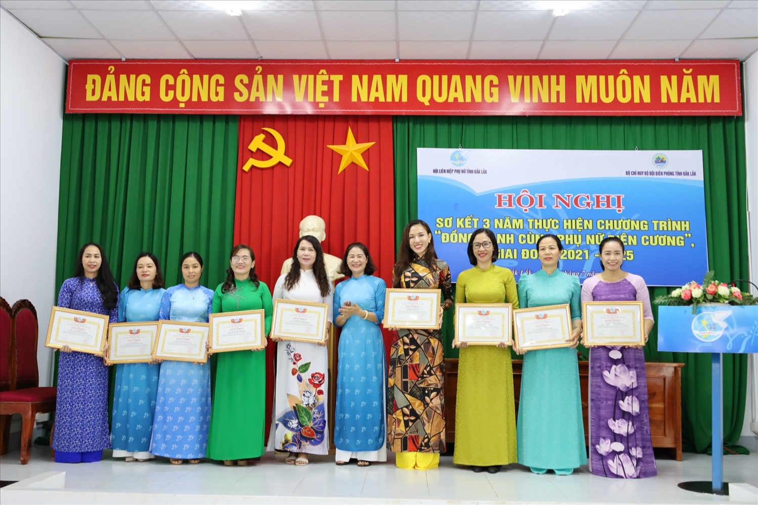 Lãnh đạo Hội Liên hiệp Phụ nữ tỉnh Đắk Lắk trao Bằng khen cho các tập thể, cá nhân trong thực hiện chương trình “Đồng hành cùng phụ nữ biên cương”