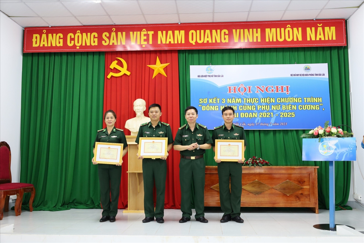 Lãnh đạo Bộ Chỉ huy Bộ đội Biên phòng tỉnh Đắk Lắk trao giấy khen các tập thể, có thành tích trong thực hiện chương trình “Đồng hành cùng phụ nữ biên cương”