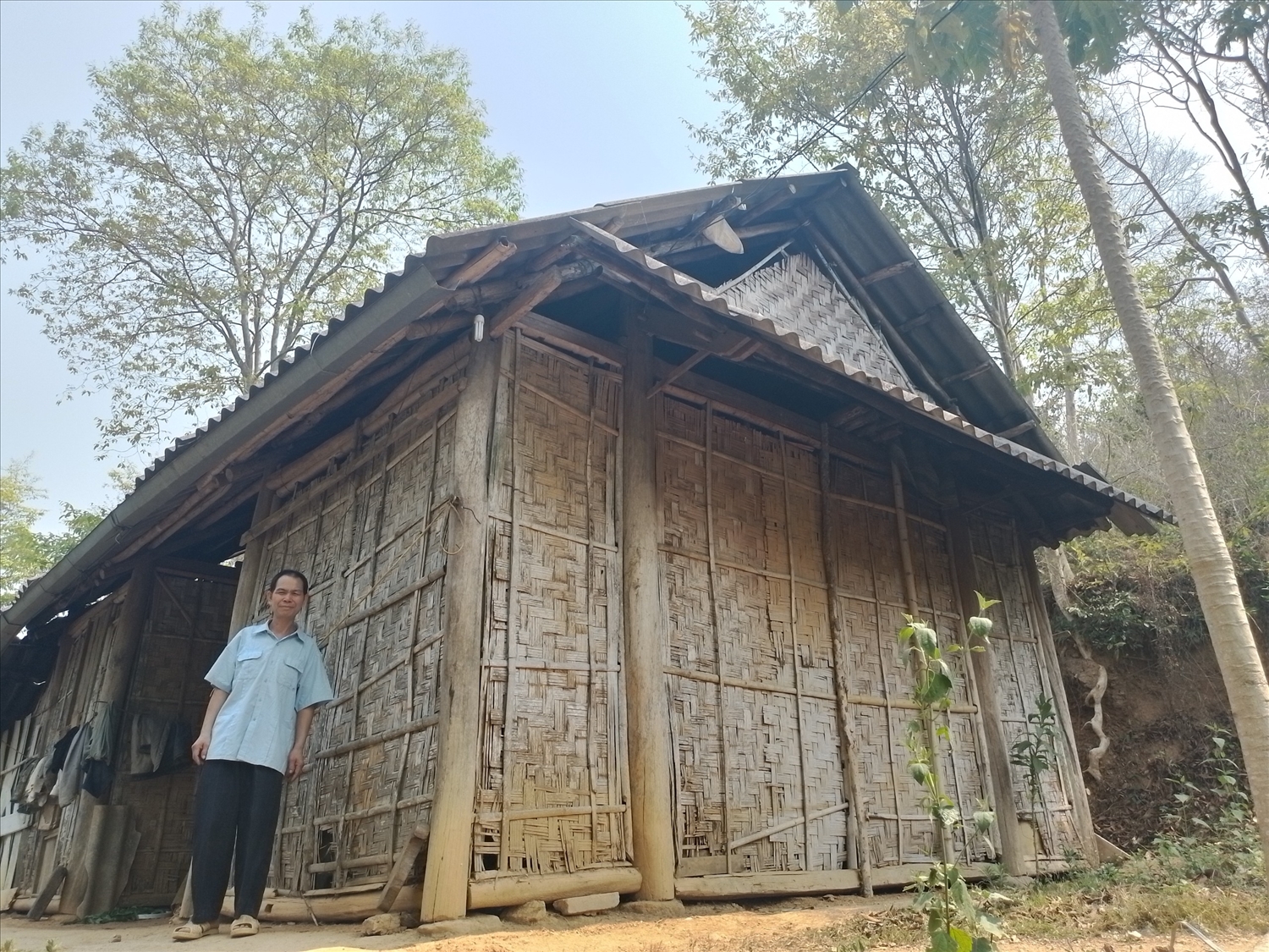 Ông La Văn Tiến ở bản Cánh Tráp xã Tam Thái huyện Tương Dương đang rất khó khăn về nhà ở