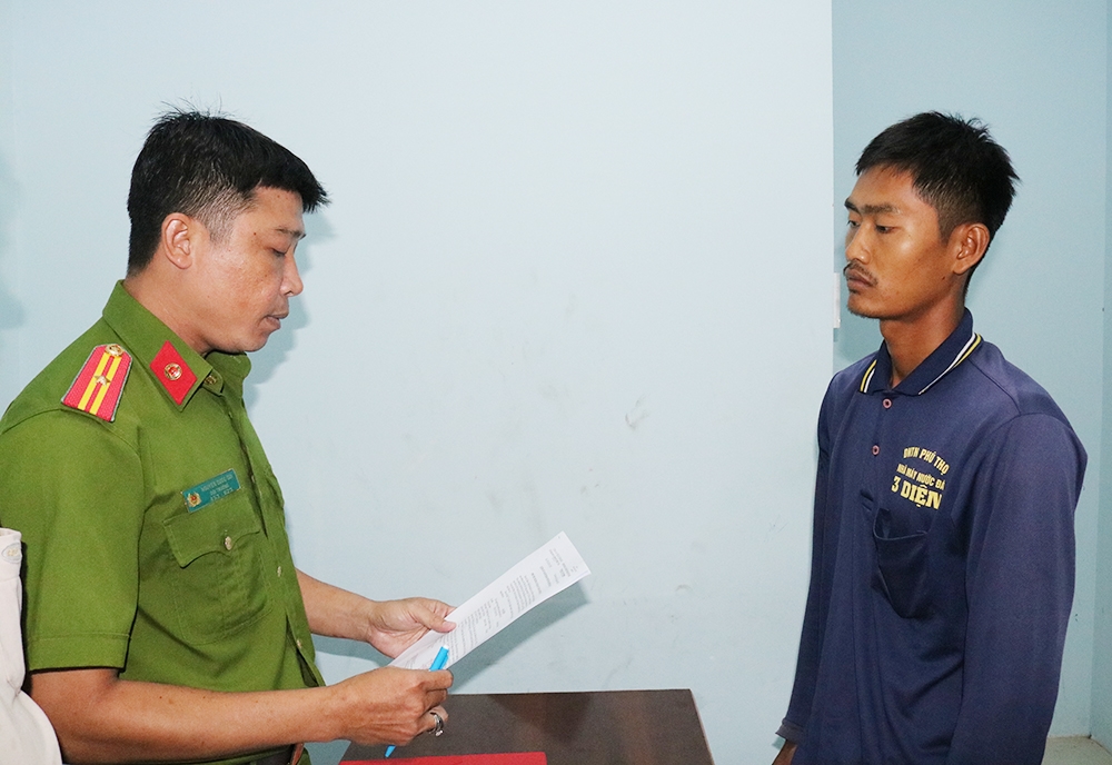 Lực lượng Công an thi hành Quyết định tạm giữ hình sự đối với Trần Thanh Hòa