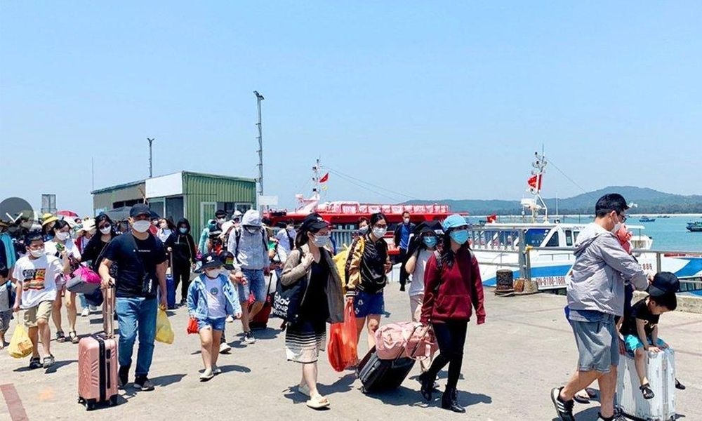 Huyện đảo Cô Tô dự kiến hoàn thành đưa khoảng 10,5 nghìn du khách về đất liền tránh bão số 1 trong ngày 17/7