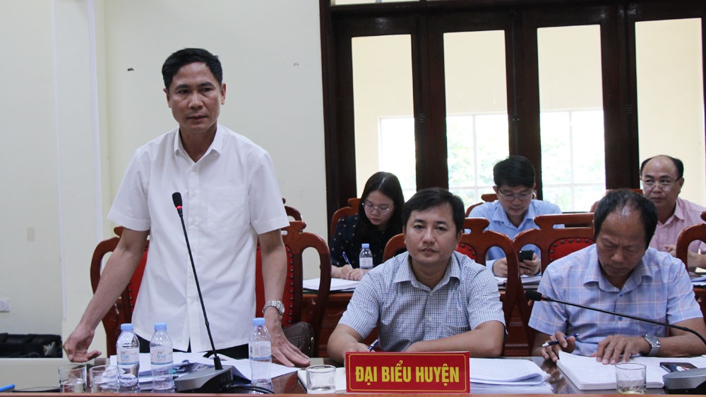 Ông Phạm Văn Thể, Chủ tịch UBND xã Lục Sơn phản ánh một số khó khăn, vướng mắc khi triển khai các chương trình MTQG.