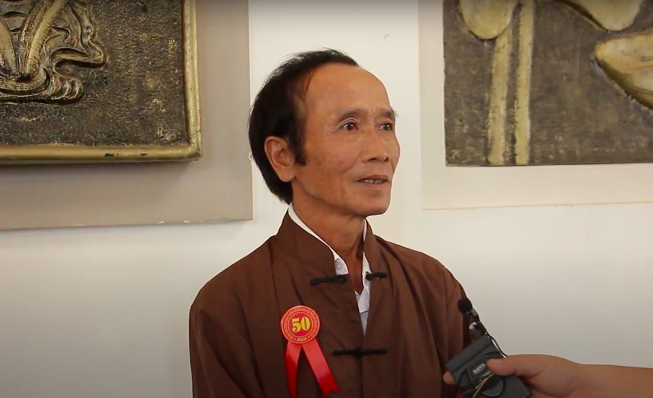 Ông Vi Văn Quang đang chia sẻ với phóng viên bên lề Hội nghị biểu dương gia đình DTTS tiêu biểu tỉnh Đồng Nai năm 2023