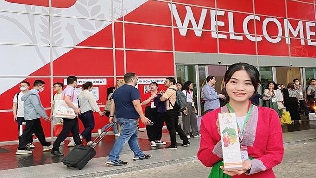 Cô gái dân tộc Thổ - Nguyễn Lê Ngọc Linh và sản phẩm Mật ong lên men Bản Thổ tham gia hội chợ chuyên ngành ẩm thực và đồ uống lớn nhất châu Á - THAIFEX-Anuga Asia 2023 diễn ra tại Thái Lan (ảnh nhân vật cung cấp)