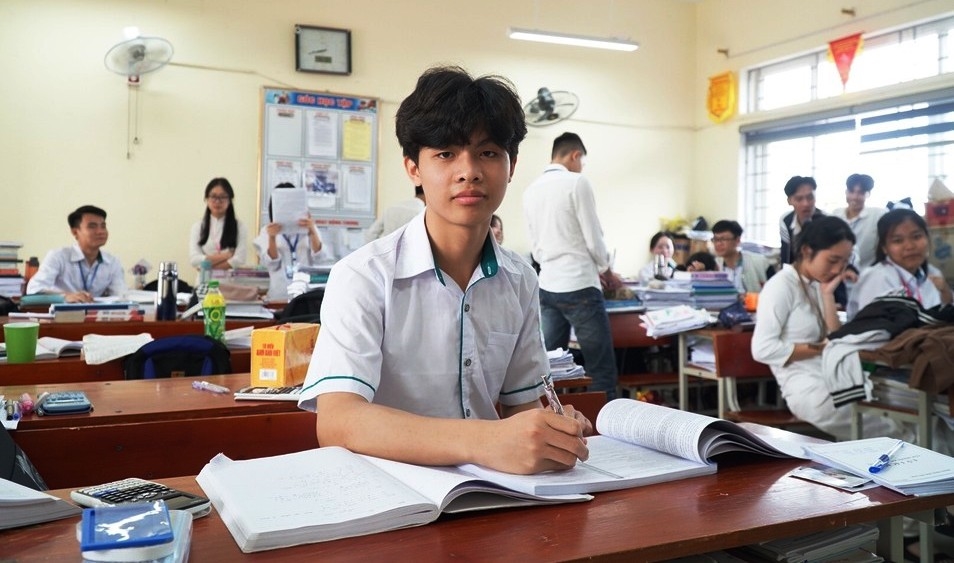 Nguyễn Quốc Cường - nam sinh Trường PTDTNT THPT số 2 là 1 trong 4 thí sinh có điểm thi tổ hợp cao nhất tỉnh