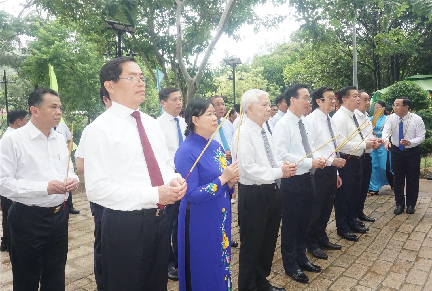 Đoàn lãnh đạo Đảng, Nhà nước do Chủ tịch nước Võ Văn Thưởng dẫn đầu dâng hương tại nghĩa trang Hàng Dương huyện Côn Đảo