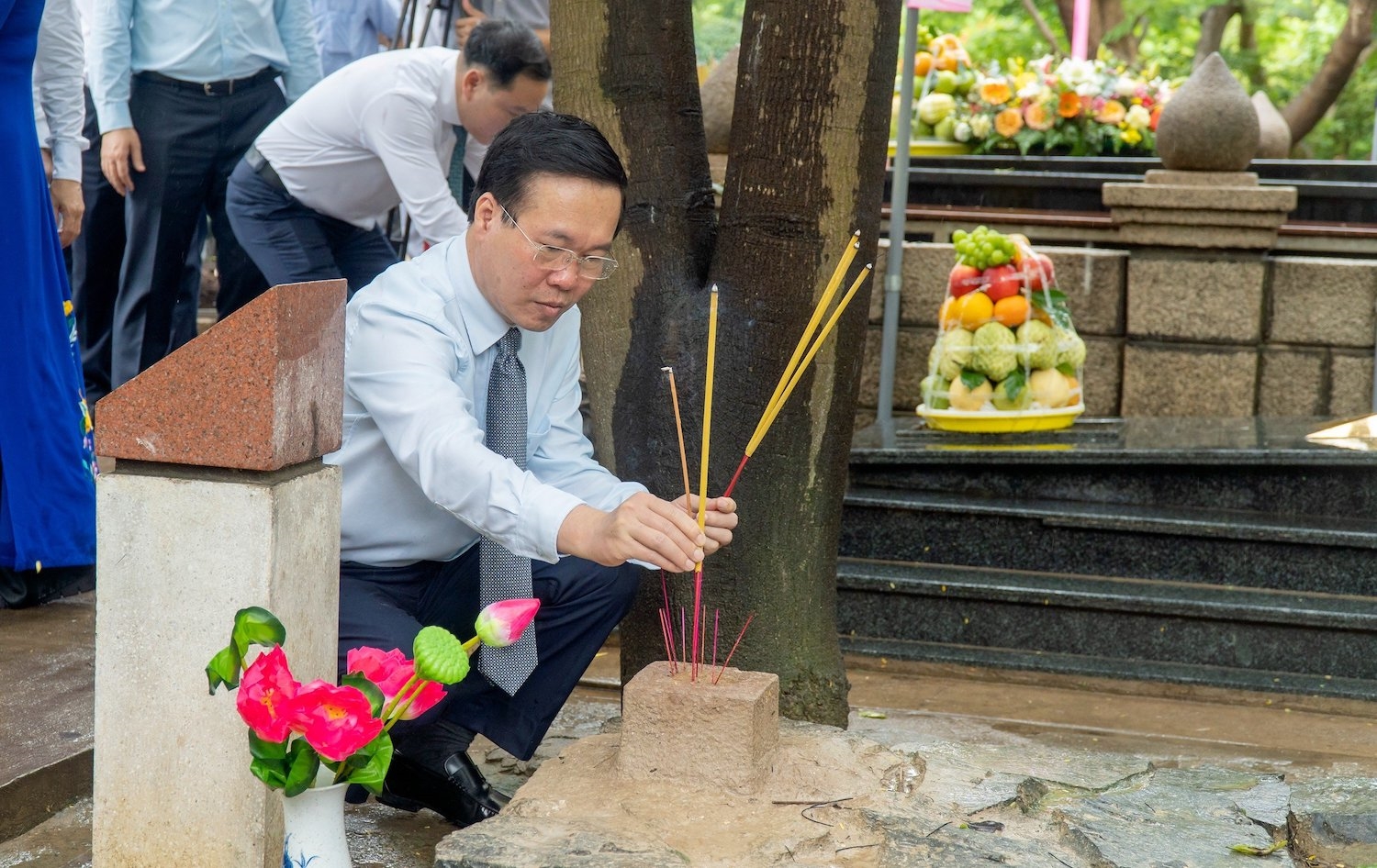Chủ tịch nước Võ Văn Thưởng và các đại biểu thắp hương tại các mộ liệt sĩ trong nghĩa trang Hàng Dương (Ảnh: Mạnh Thắng)