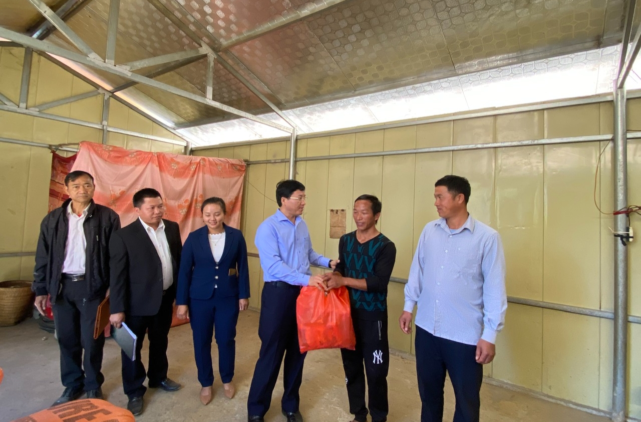 Lãnh đạo huyện Điện Biên Đông thăm, chúc mừng hộ nghèo đã được hỗ trợ làm nhà từ nguồn vốn Chương trình MTQG giảm nghèo bền vững tại bản Chóp Ly, xã Keo Lôm
