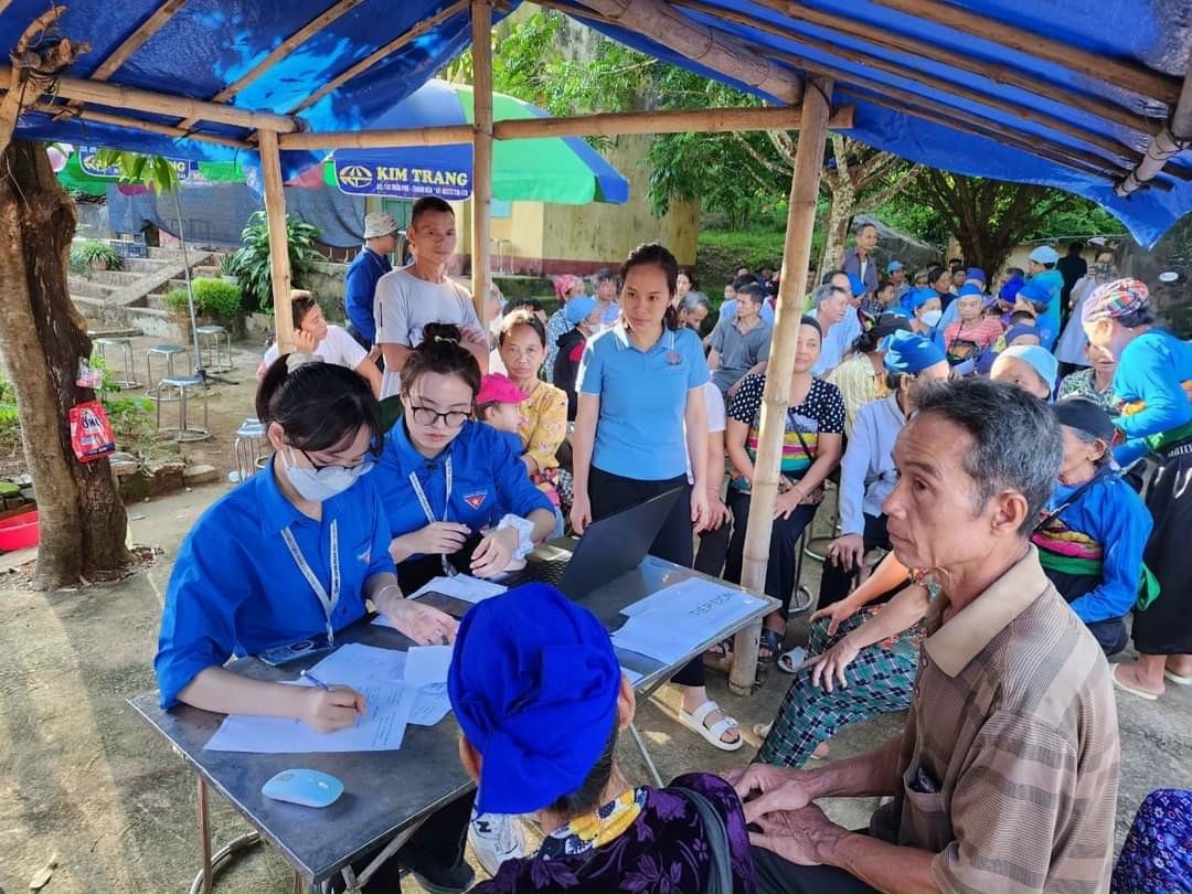 Khám bệnh, tư vấn sức khỏe, cấp phát thuốc miễn phí cho người nghèo xã Nam Xuân