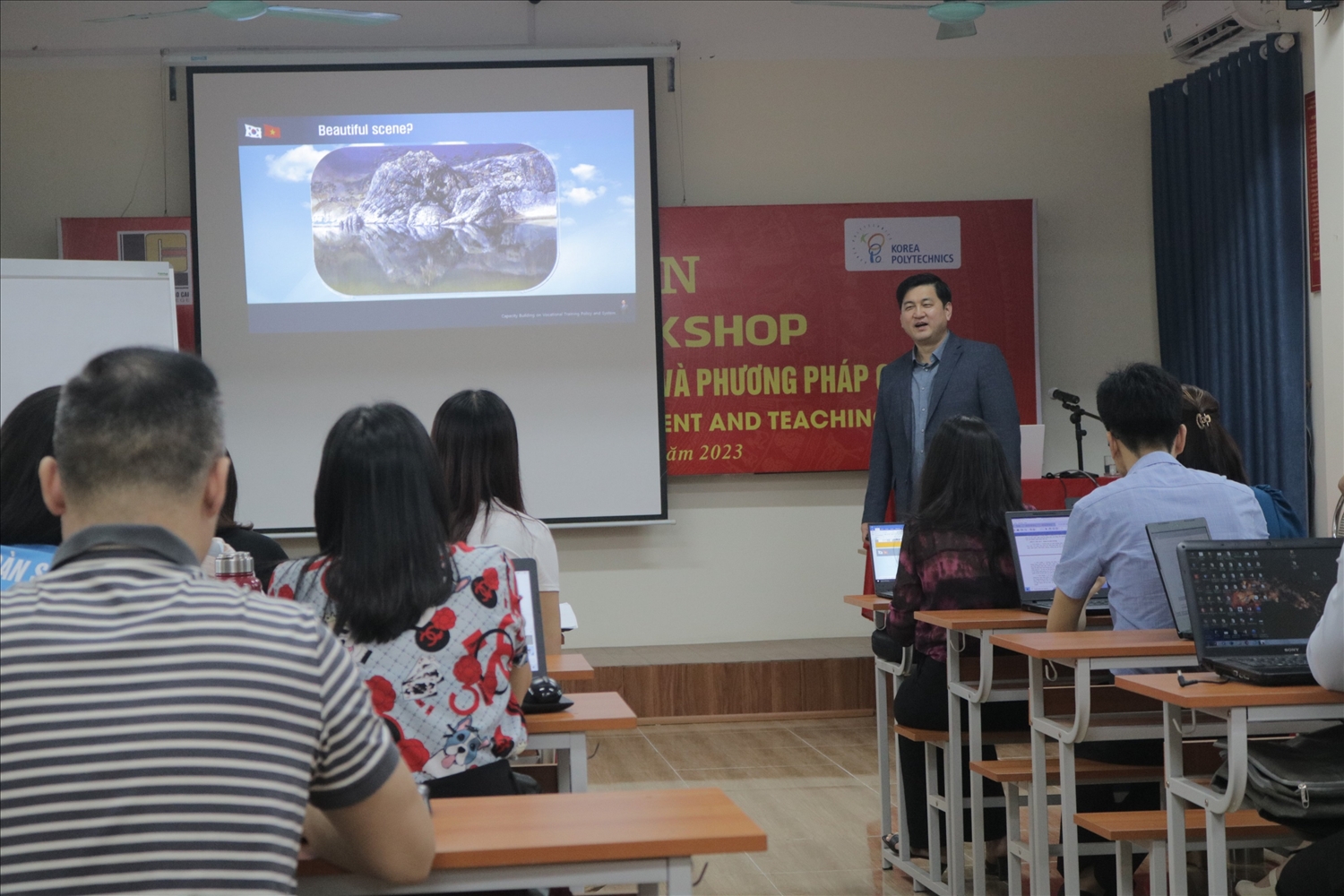 Việc tổ chức các lớp tập huấn do các chuyên gia, Giáo sư các trường nghề nước ngoài giảng dạy là một trong các hoạt động nằm trong lộ trình xây dựng Trường Cao đẳng Lào Cai thành trường nghề chất lượng cao vào năm 2025