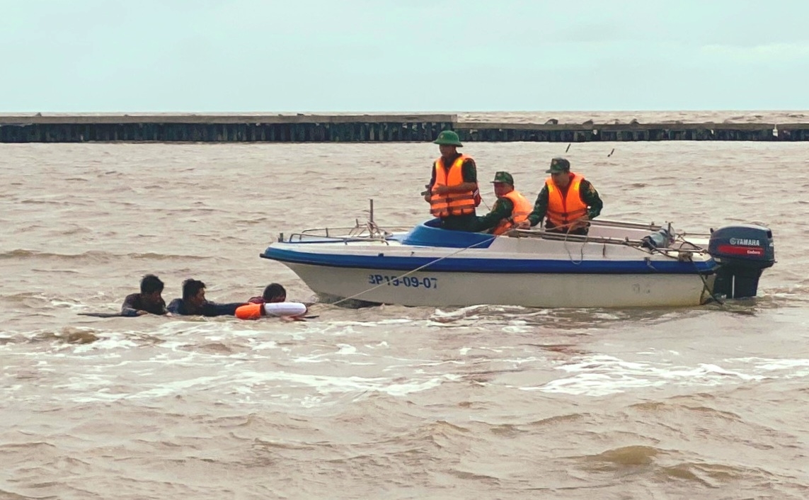 Tổ tuần tra Đồn Biên phòng Khánh Tiến tiếp cận và cứu vớt các thuyền viên trôi dạt trên biển