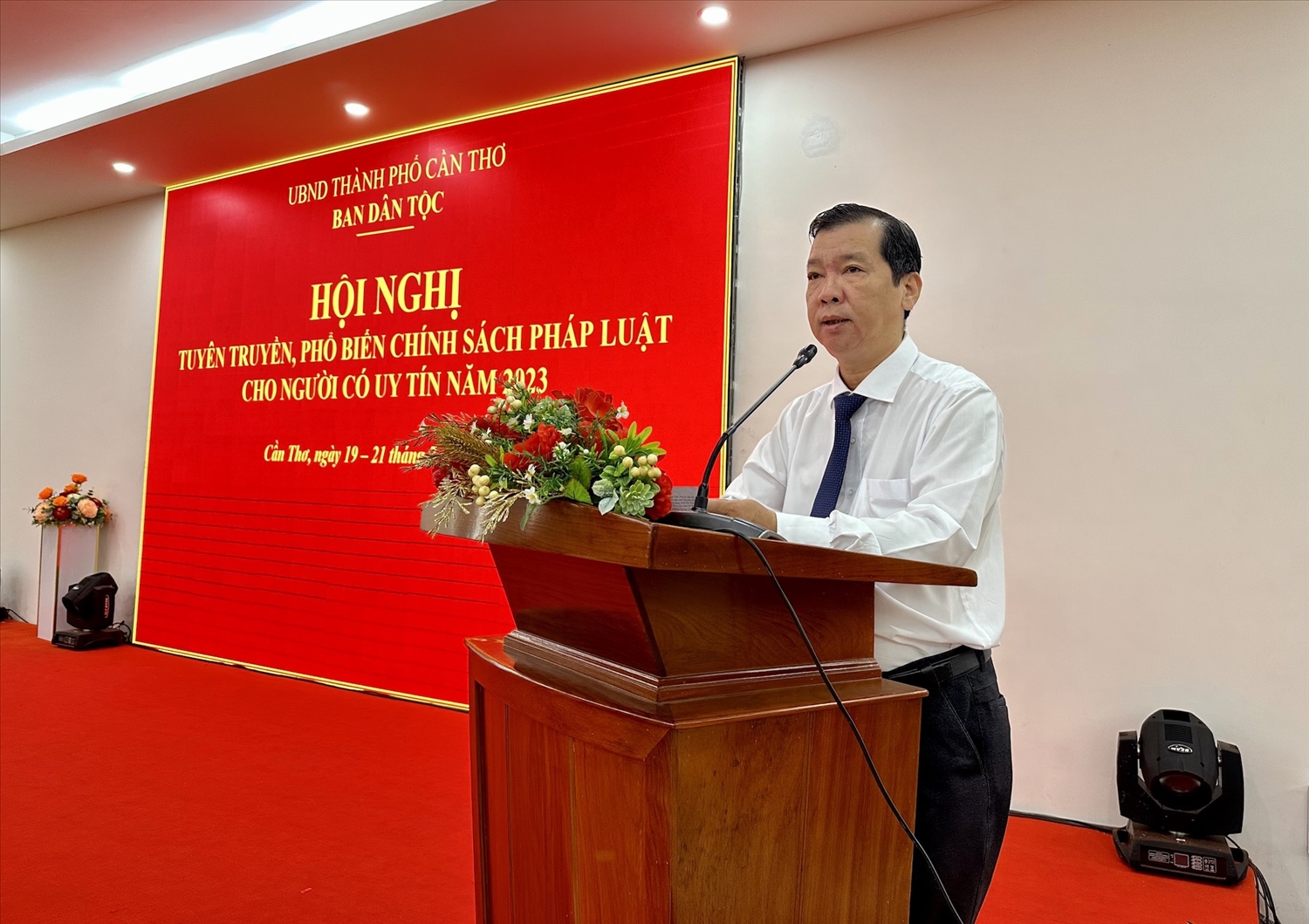 Ông Lê Trung Kiên, Trưởng Ban Dân tộc thành phố Cần Thơ phát biểu tại Hội nghị