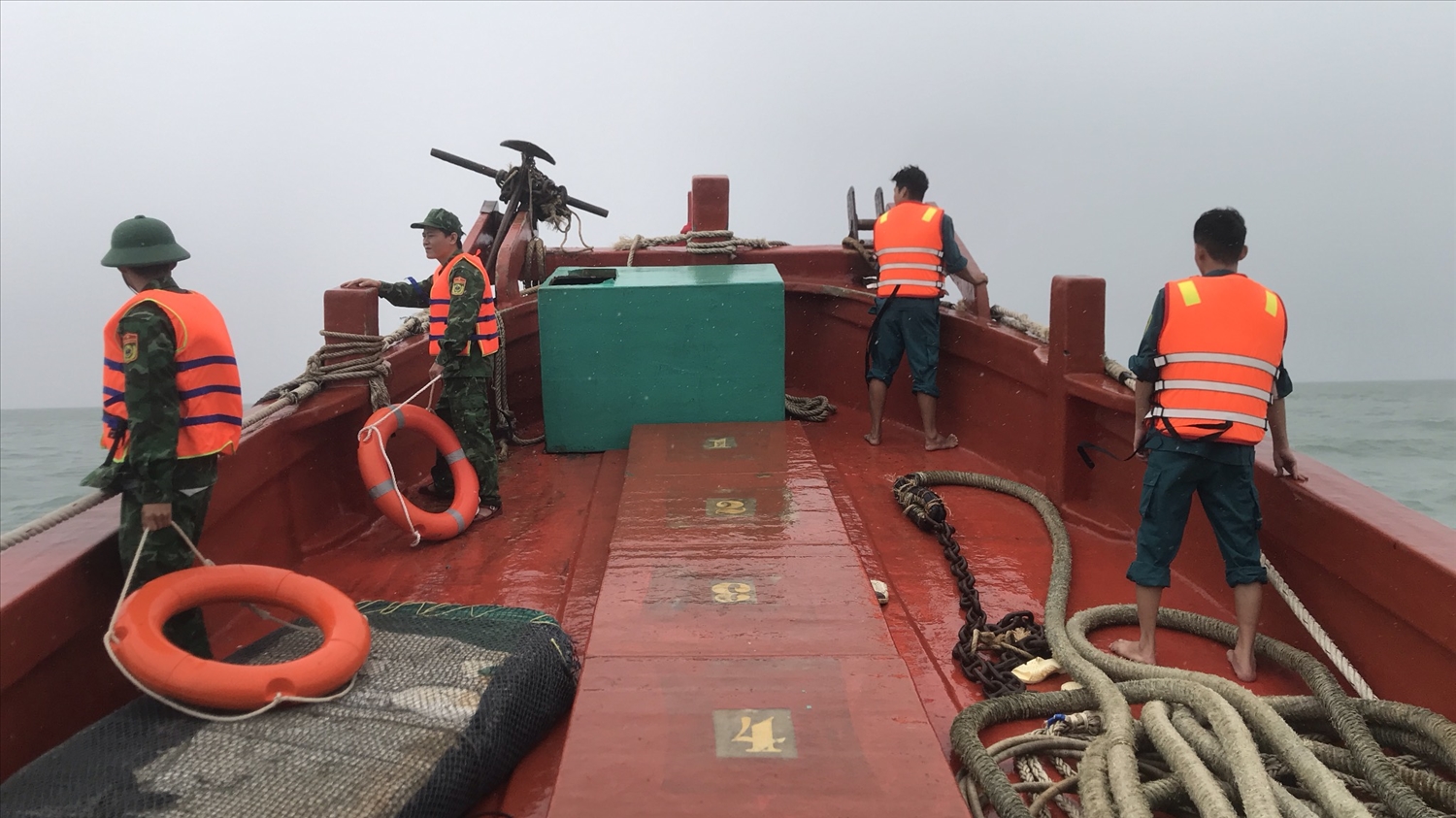 Lực lượng Biên phòng Kiên Giang tổ chức tìm kiếm xung quanh khu vực tàu gặp nạn
