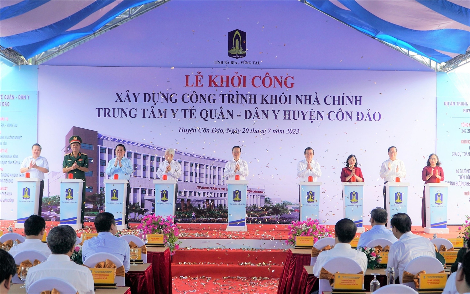 Chủ tịch nước Võ Văn Thưởng và các đại biểu thực hiện nghi thức nhấn nút khởi công xây dựng Công trình Trung tâm y tế quân - dân y huyện Côn Đảo. (Ảnh: Mạnh Thắng)