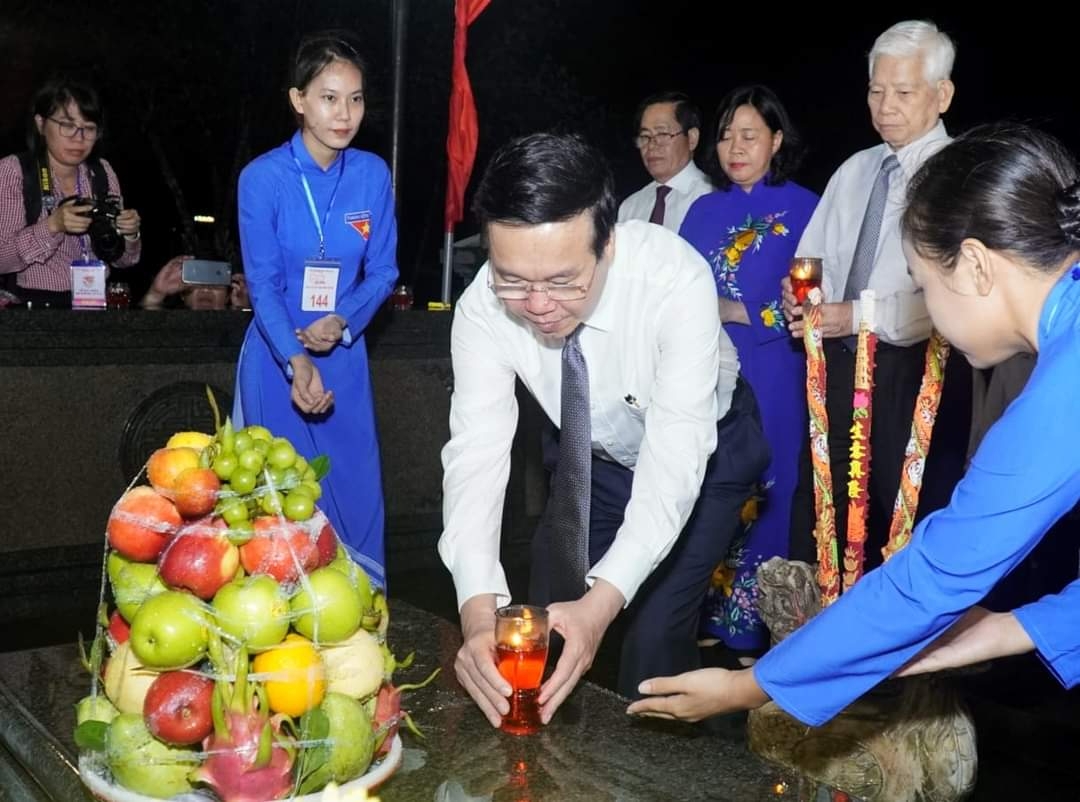 Chủ tịch nước Võ Văn Thưởng thắp nến tưởng nhớ, tri ân lên các phần mộ liệt sĩ Hàng Dương 