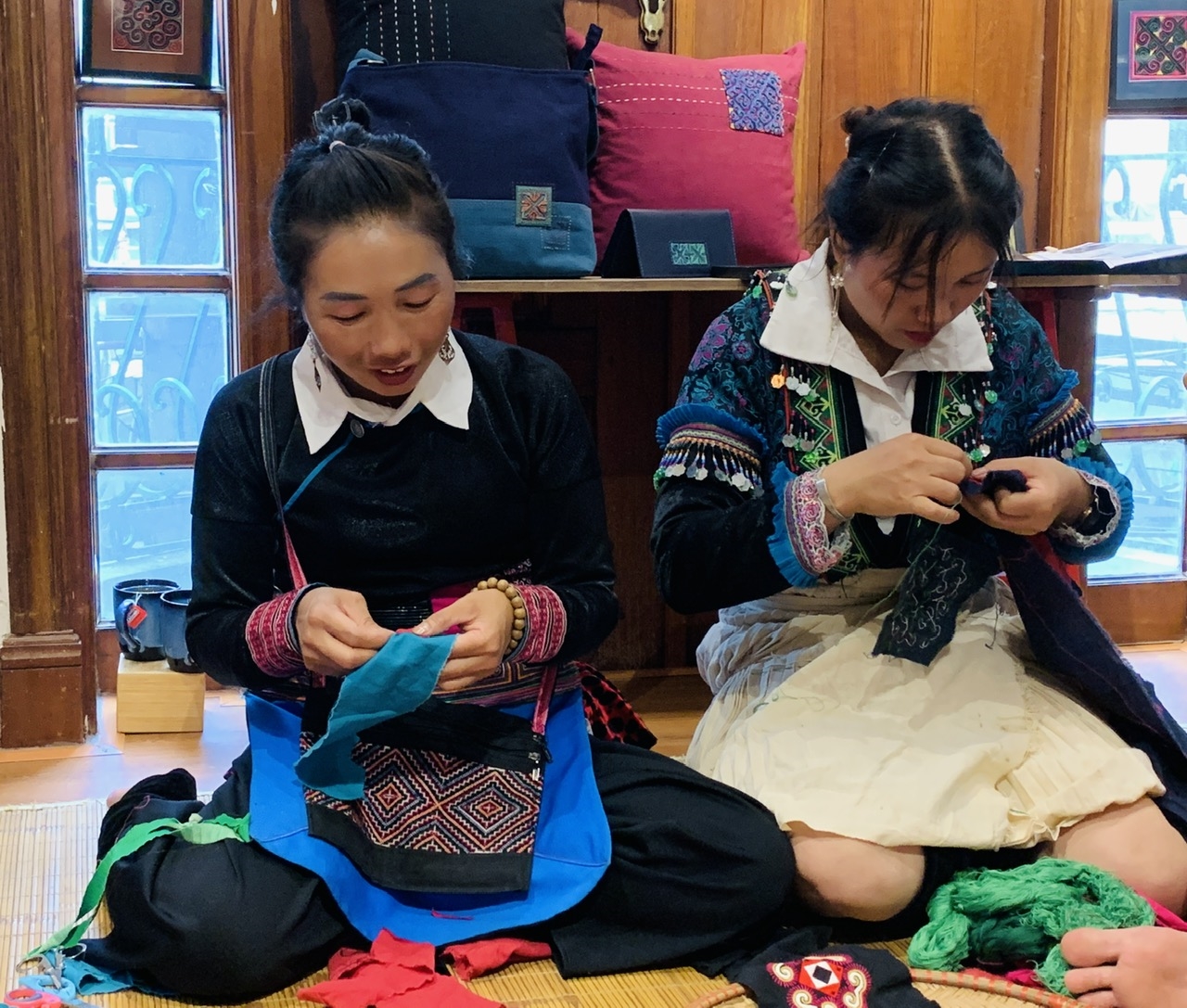 Nghệ nhân Sùng Thị Xé cùng con gái là em Hầu Thị Dài đang trình diễn ký thuật thêu ghép vải truyền thống của người Mông trắng
