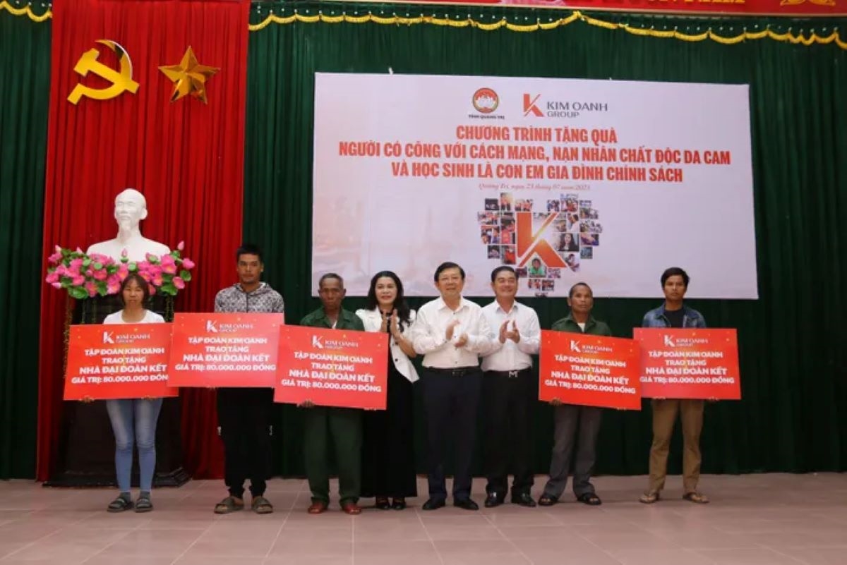 Đoàn công tác Ủy ban Trung ương MTTQ Việt Nam trao quà cho các gia đình chính sách, gia đình DTTS tại Quảng Trị 1