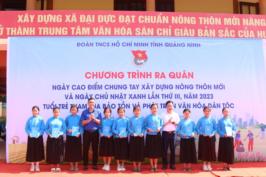Tỉnh Đoàn Quảng Ninh tặng quà 10 em học sinh có hoàn cảnh khó khăn xã Đại Dực