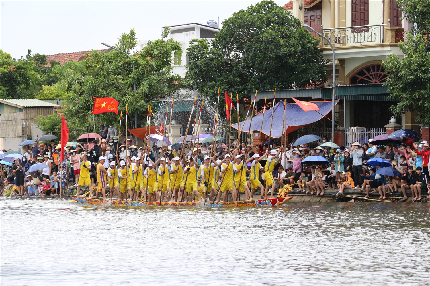 Hội đua thuyền chải truyền thống là hoạt động được mong chờ nhất của lễ hội xuống đồng hằng năm