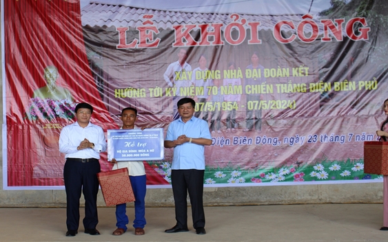Lãnh đạo tỉnh Điện Biên và huyện Điện Biên Đông trao hỗ trợ cho hộ nghèo bản Keo Lôm 1, xã Keo Lôm (Điện Biên Đông, Điện Biên)