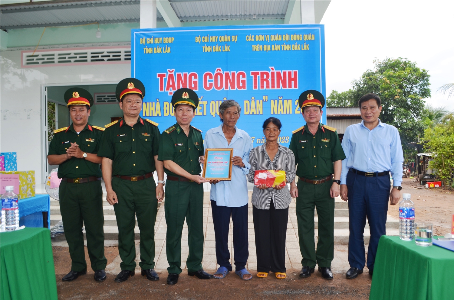 Đại diện các đơn vị trao biểu trưng tặng “Nhà Đoàn kết quân dân” cho gia đình ông Phan Thanh Sang