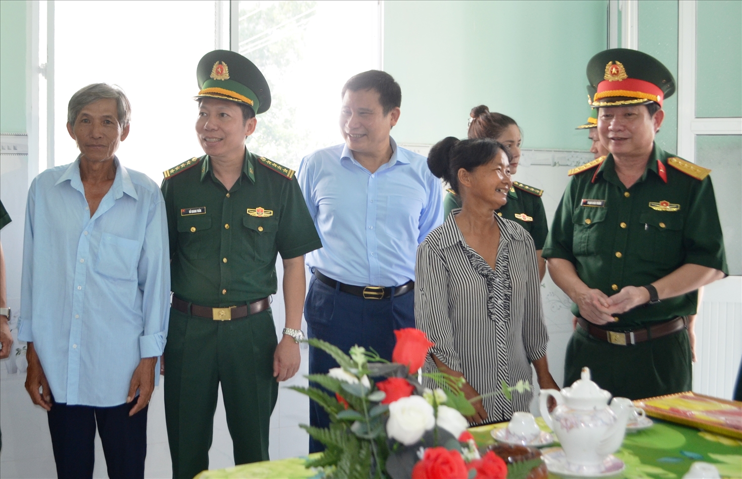 Các đơn vị thăm quan ngôi nhà mới của gia đình ông Phan Thanh Sang