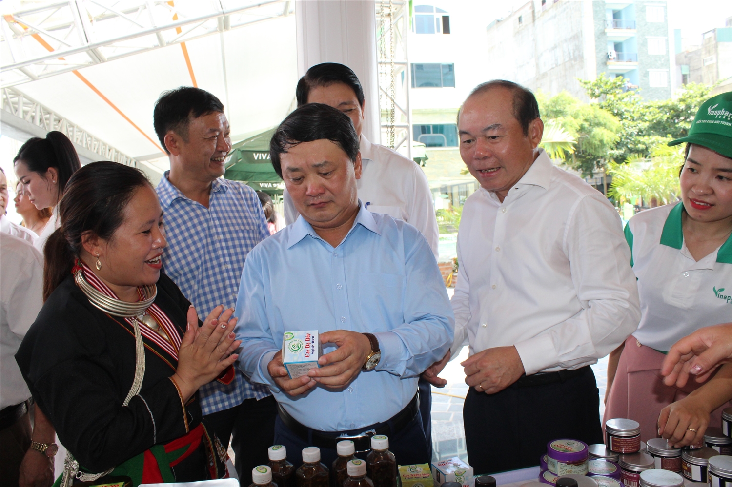Đại biểu tham quan gian hàng sản phẩm dược liệu của HTX Nam Dược Phúc Tâm An