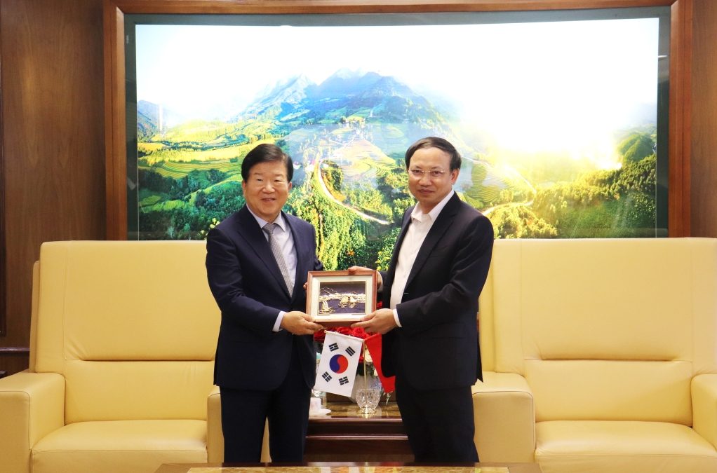 Bí thư Tỉnh ủy Quảng Ninh tặng quà lưu niệm cho nguyên Chủ tịch Quốc hội Hàn Quốc